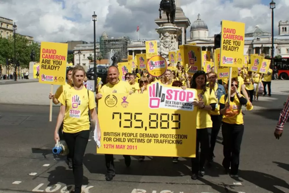 Ер адамдар тобы үлкен дилдо бар балапанды трахает.